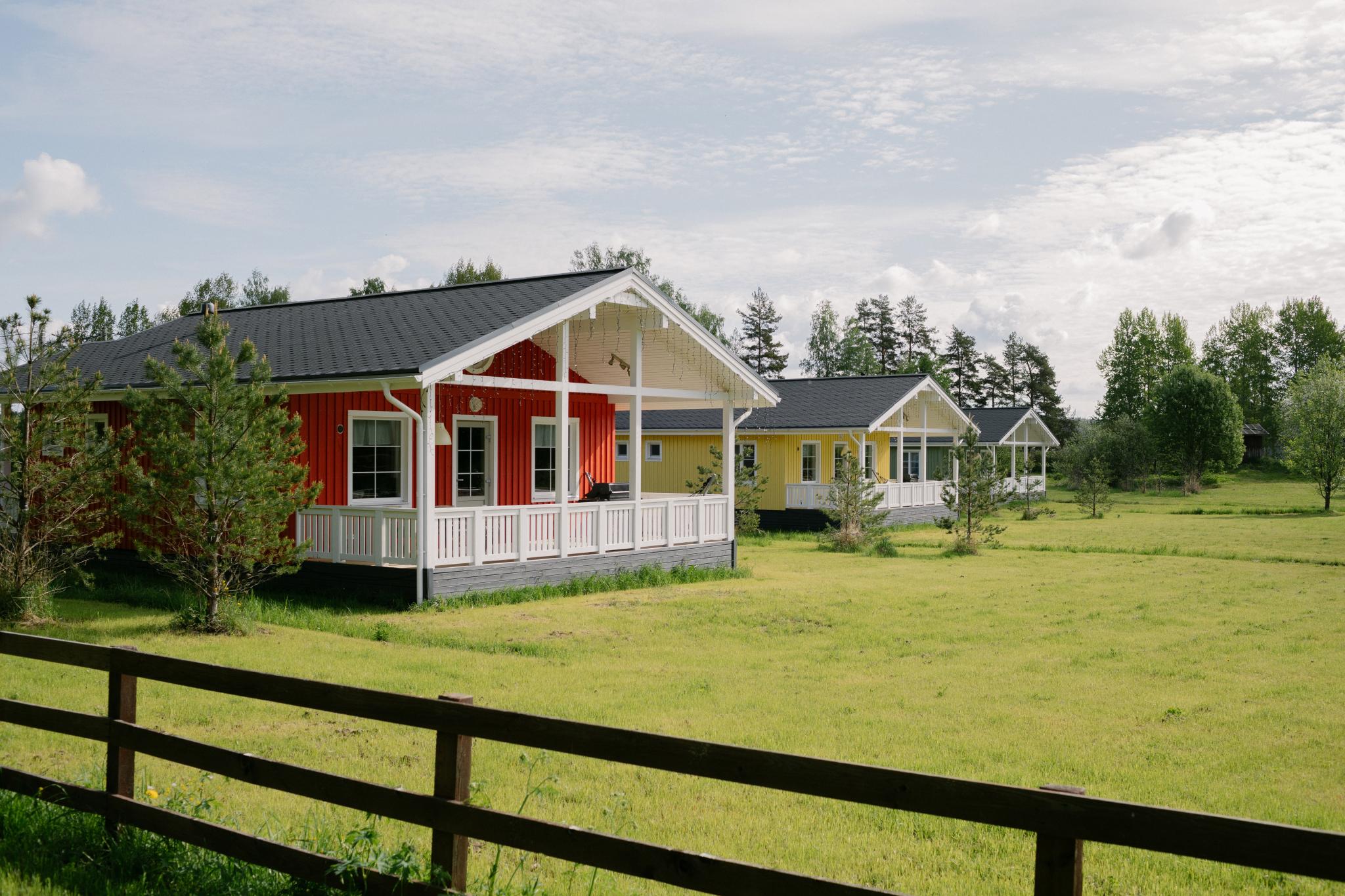 Forest lodge. Forrest Lodge Karelia. Посёлок Реускула. Форест Лодж Карелия фотографии. Реускула озеро.