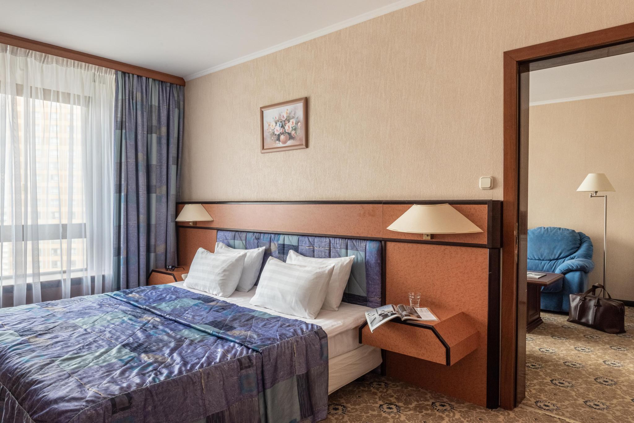 Отель cosmos hotel. Гостиница космос 2022. Гостиница космос 2 местные номера. Гостиница космос Арбат. Гостиница космос Москва номера Люкс.