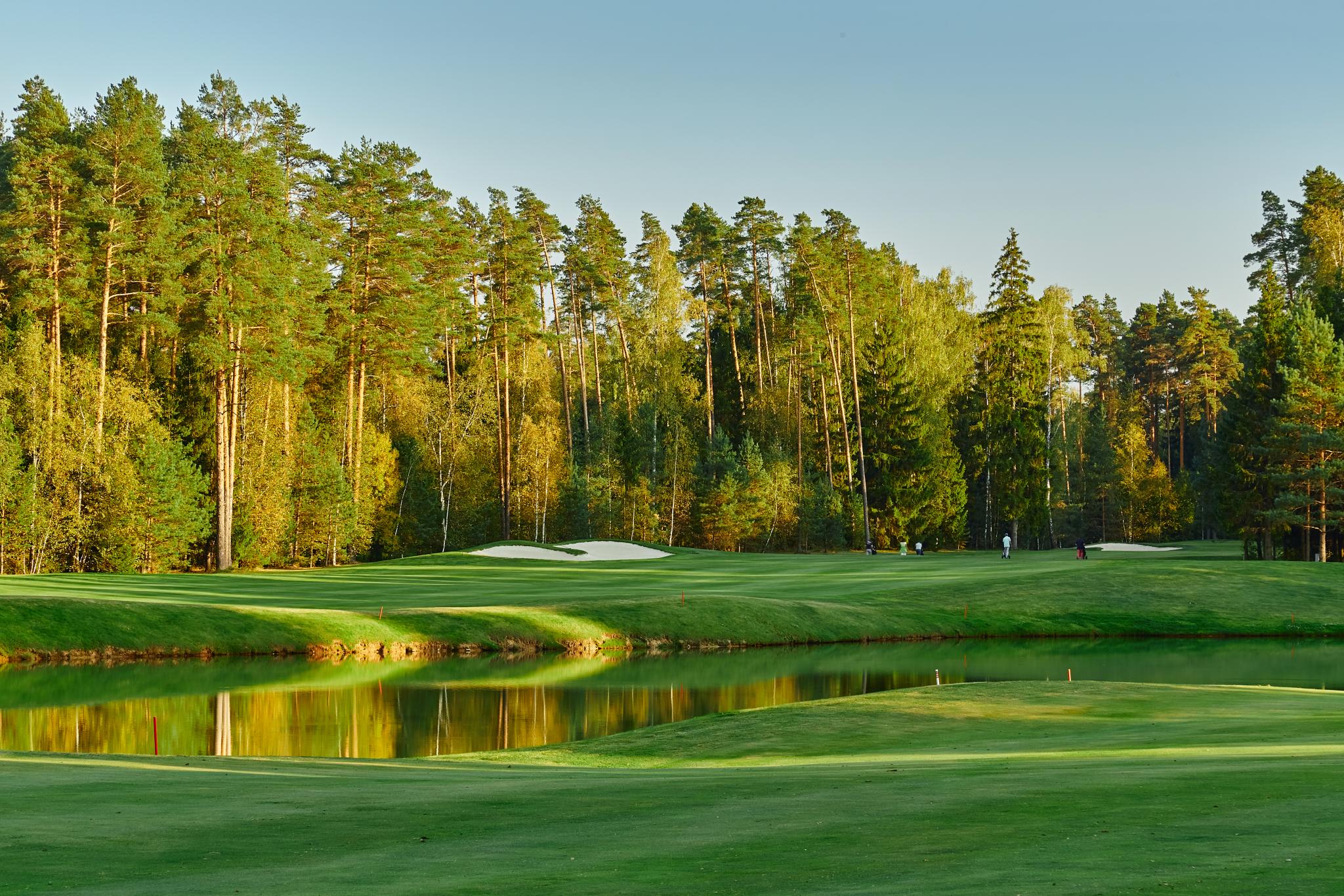 Moscow country club. Гольф поле Нахабино. Москоу Кантри клаб гольф. Завидово Кантри клаб. Поля для гольфа в России Moscow Country Club.