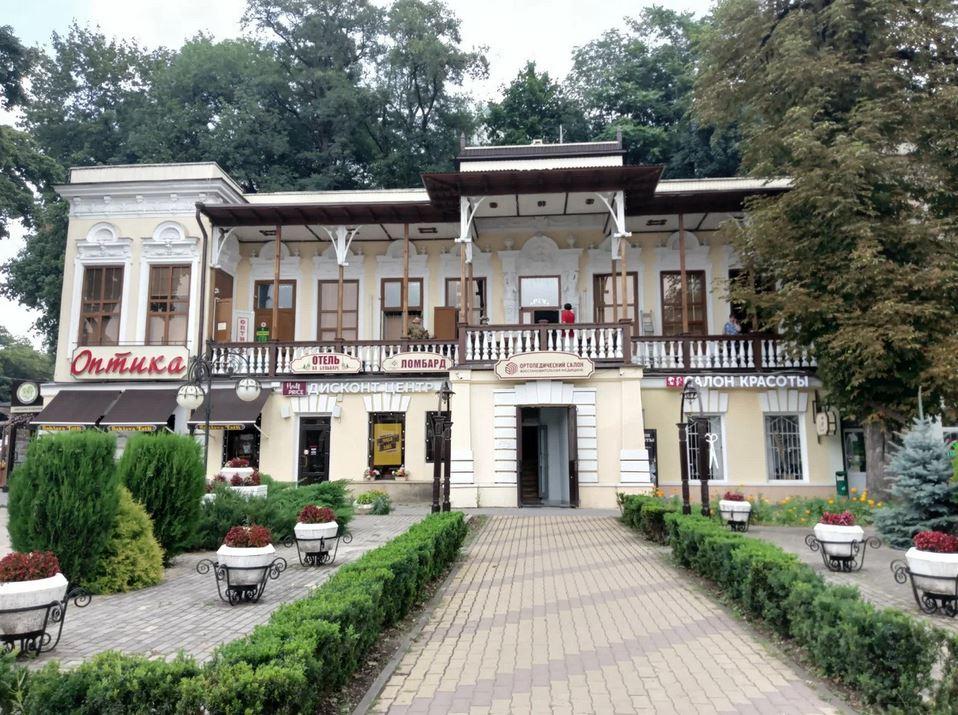 Отели в кисловодске на курортном бульваре. Отели кисловодска на курортном бульваре в центре. Корона кисловодск курортный бульвар. Гранд отель кисловодск. Корона кисловодск курортный бульвар.