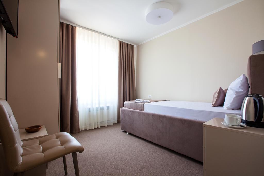 Отель space. Симферополь спейс. Симферополь гостиница космос. Отель спейс симферополь. Spaces отель.