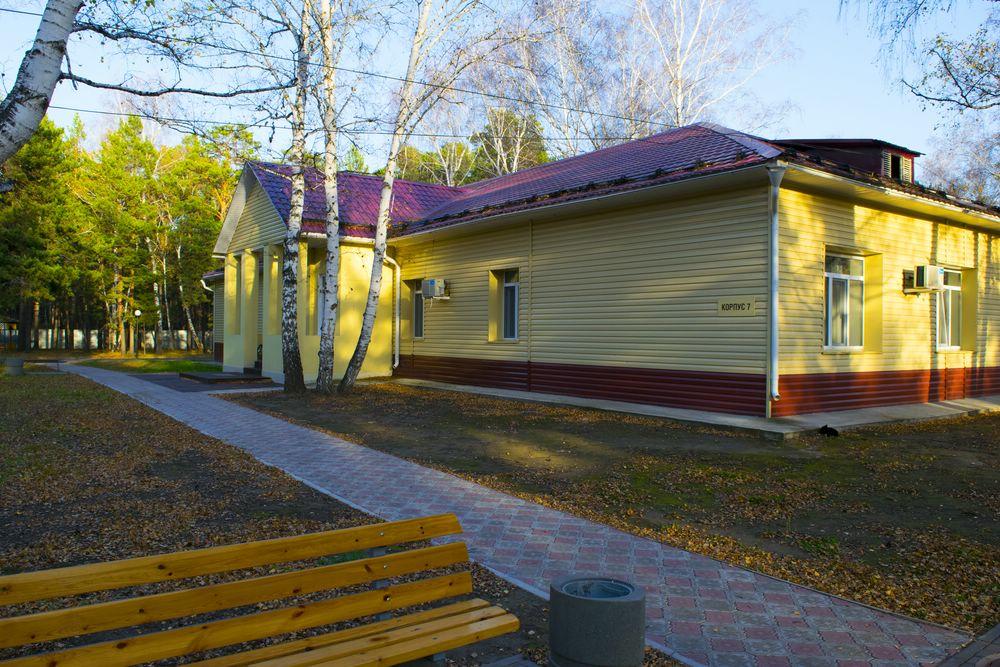 Лечение под шорох упавшей листвы. Омичей приглашают в Центр им. Карбышева АиФ Ом