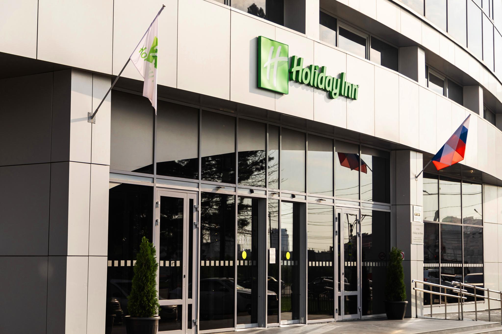 Инн пермь. Холидей Пермь. Holiday Inn Perm. Снаружи «Holiday Inn Perm». Бульвар Гагарина отель Пермь.