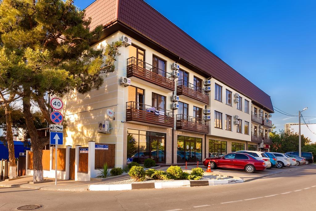 Фото территории отеля "Метрополь Гранд Отель Геленджик"