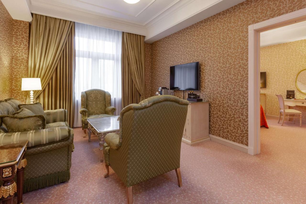 Radisson collection отзывы. Рэдиссон Роял отель Москва. Отель Radisson Royal Hotel 5*. Гостиница Рэдиссон Ройал Москва номера. Рэдиссон коллекшен отель Москва 5*.