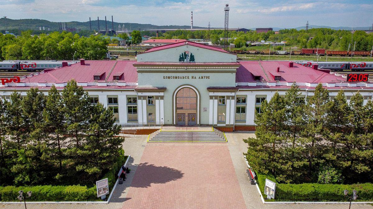 Комсомольск на амуре транспортные. ЖД вокзал Комсомольск-на-Амуре. Вокзал Комсомольск на Амуре. Комсомольск на Амуре центр города. ЖД вокзал Комсомольск.