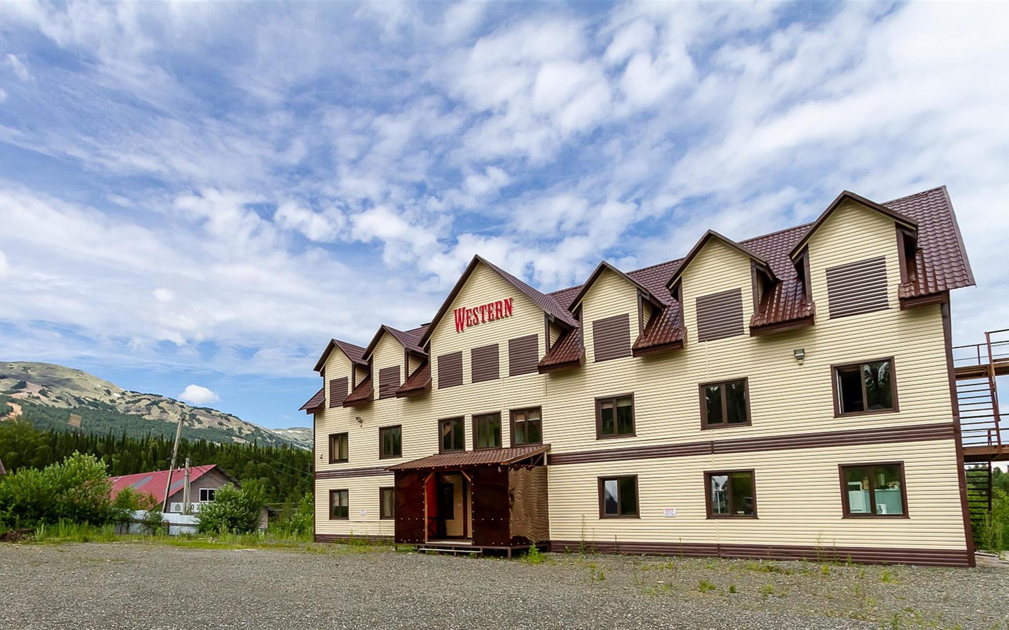 Шерегеш гостиницы с бассейном летом. Western Hotel Шерегеш. Гостиница Western Hotel Шерегеш. Эдельвейс Шерегеш. Йети Хаус Шерегеш.