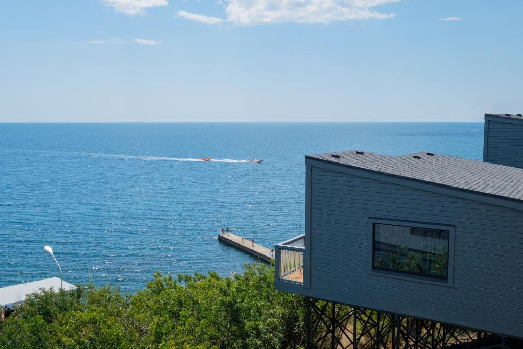 Бунгало алушта. Эко отель бунгало Билл Алушта. Алушта Крым бунгало Билл. Миндальная роща Алушта бунгало. Бунгало Билл Миндальная роща эко-отель.