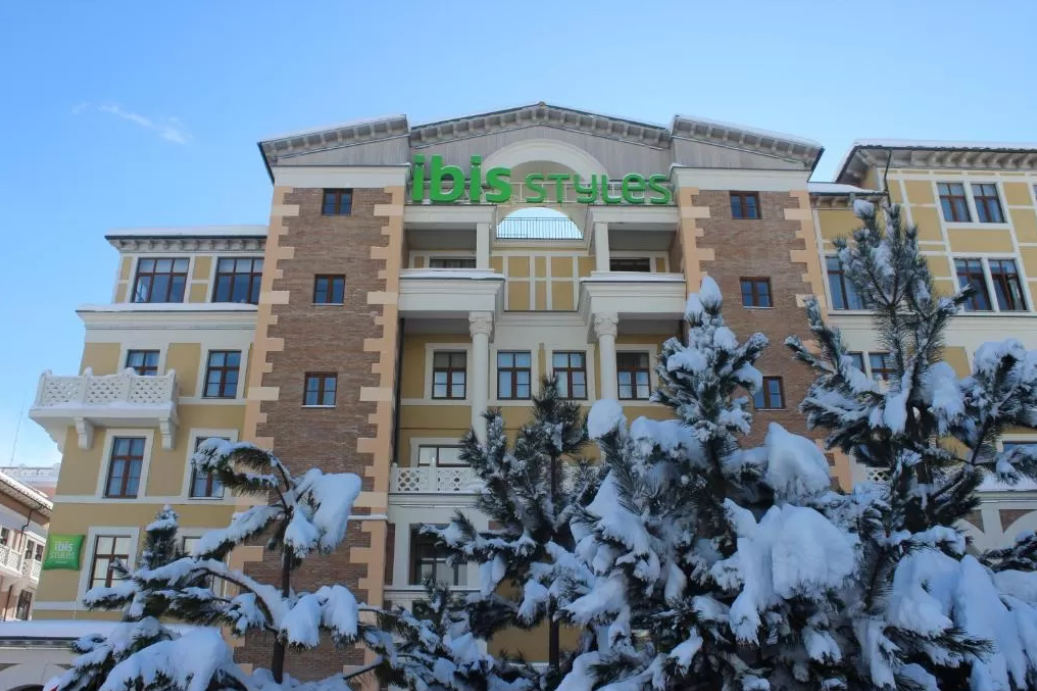 Отель Ибис красная Поляна 960. Ибис Стайлс красная Поляна. Ibis Styles Krasnaya Polyana 4*. Отель Ибис стайл красная Поляна.