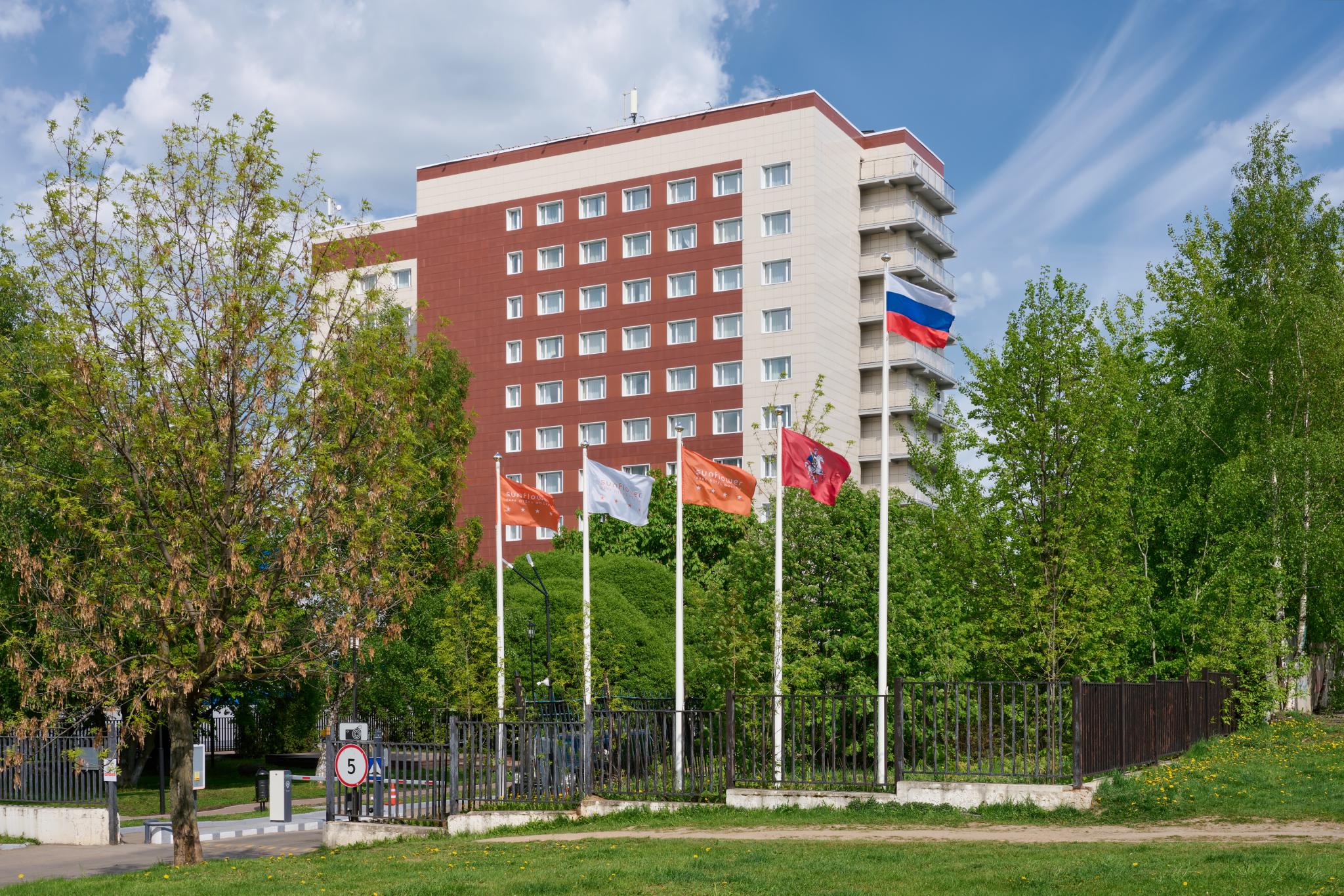 Marins Park Hotel Москва Пражская (Маринс парк) (бывш. SunFlower Парк Отель  (СанФлауэр Парк) Москва, - бронирование онлайн, отзывы, фото, адрес