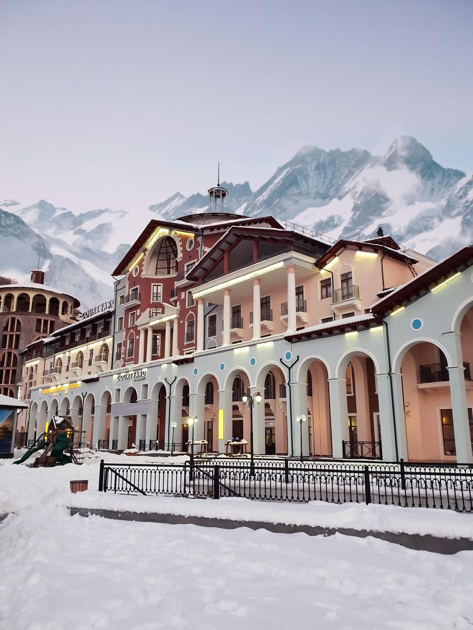 Courtyard by Marriott Sochi Krasnaya Polyana (Кортъярд Марриотт Сочи  Красная Поляна), Красная Поляна, - цены на бронирование отеля, отзывы,  фото, рейтинг гостиницы