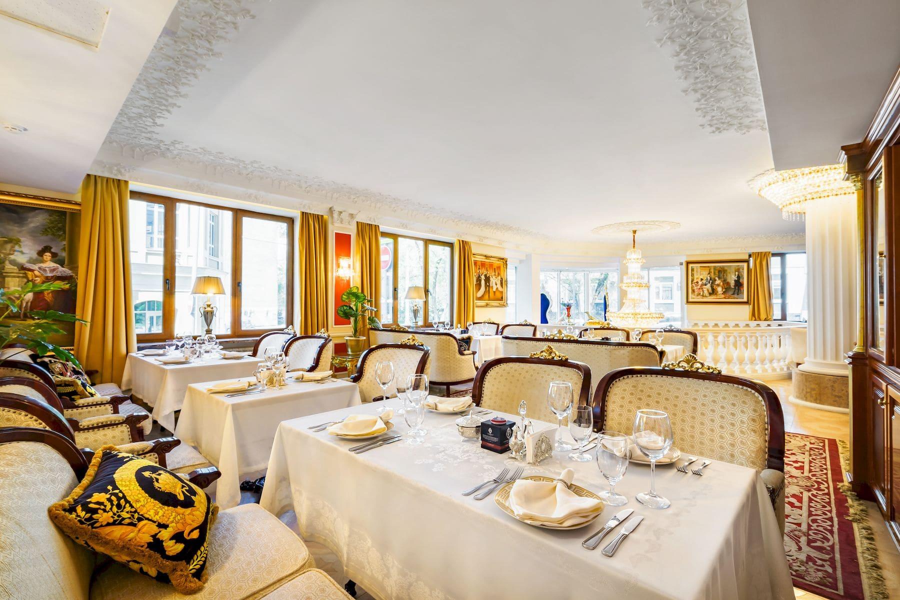 Room restaurant. Румс бутик отель Москва. Отель the Rooms Boutique Hotel Москва. Румс отель Москва ресторан. Бутик отель Николоямская.