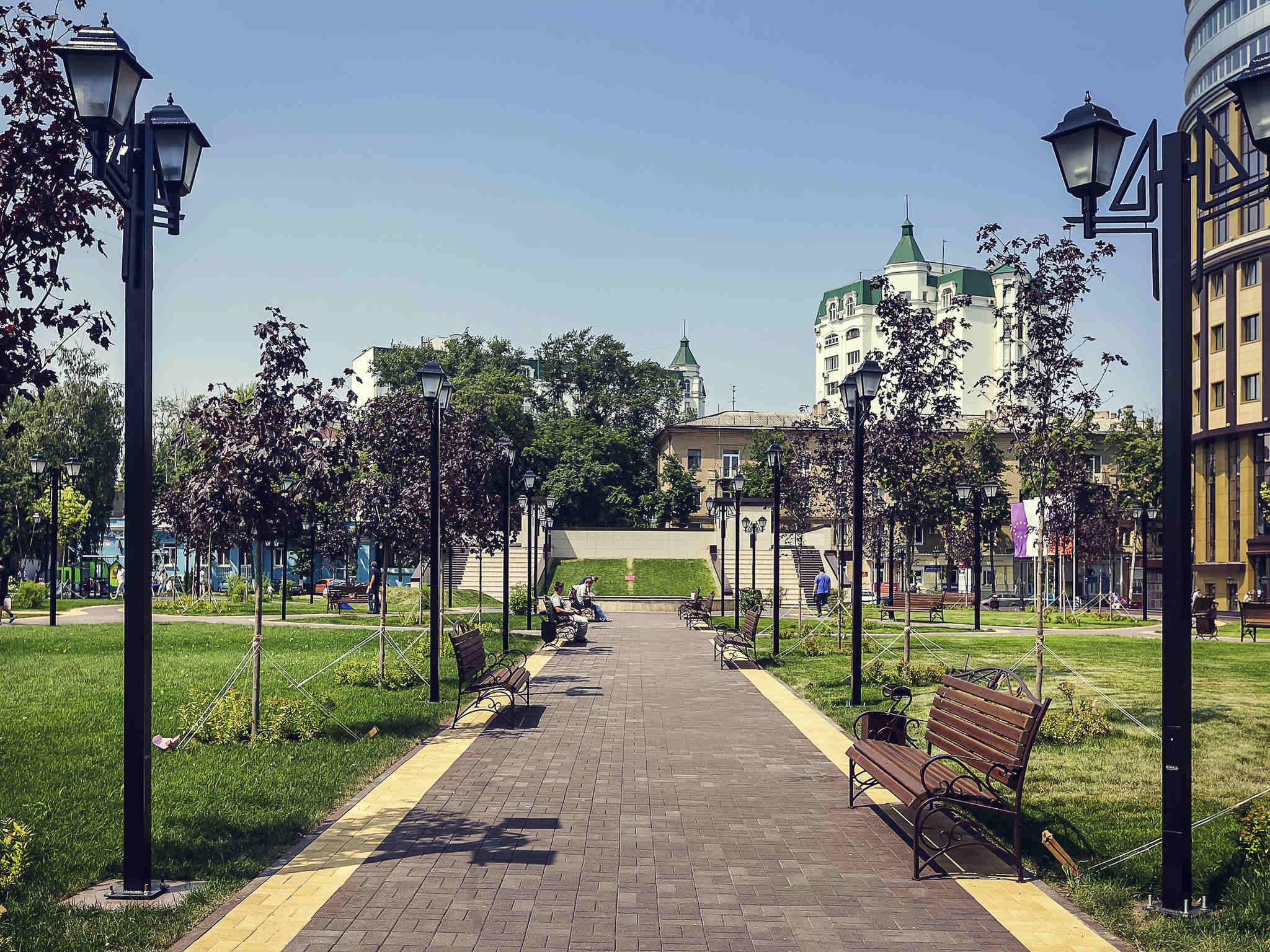 Платные улицы воронеж. Романовский сквер Воронеж. Гостиница Меркури Воронеж. Меркурий Воронеж гостиница. Меркурий Воронеж Кирова 6а.