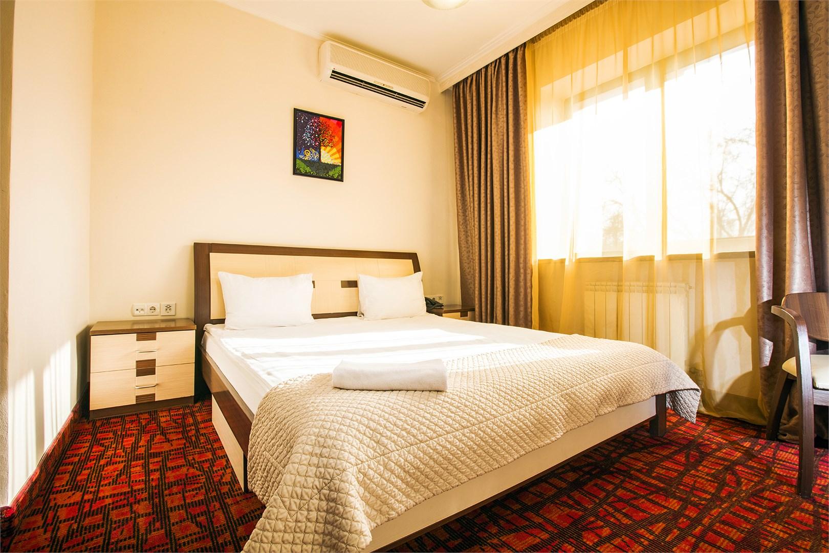 Mildom hotel baku. Кровать в отеле казахстана. Гостиница алма домодедово. Гостиница алматы. Raavah apart hotel алматы.