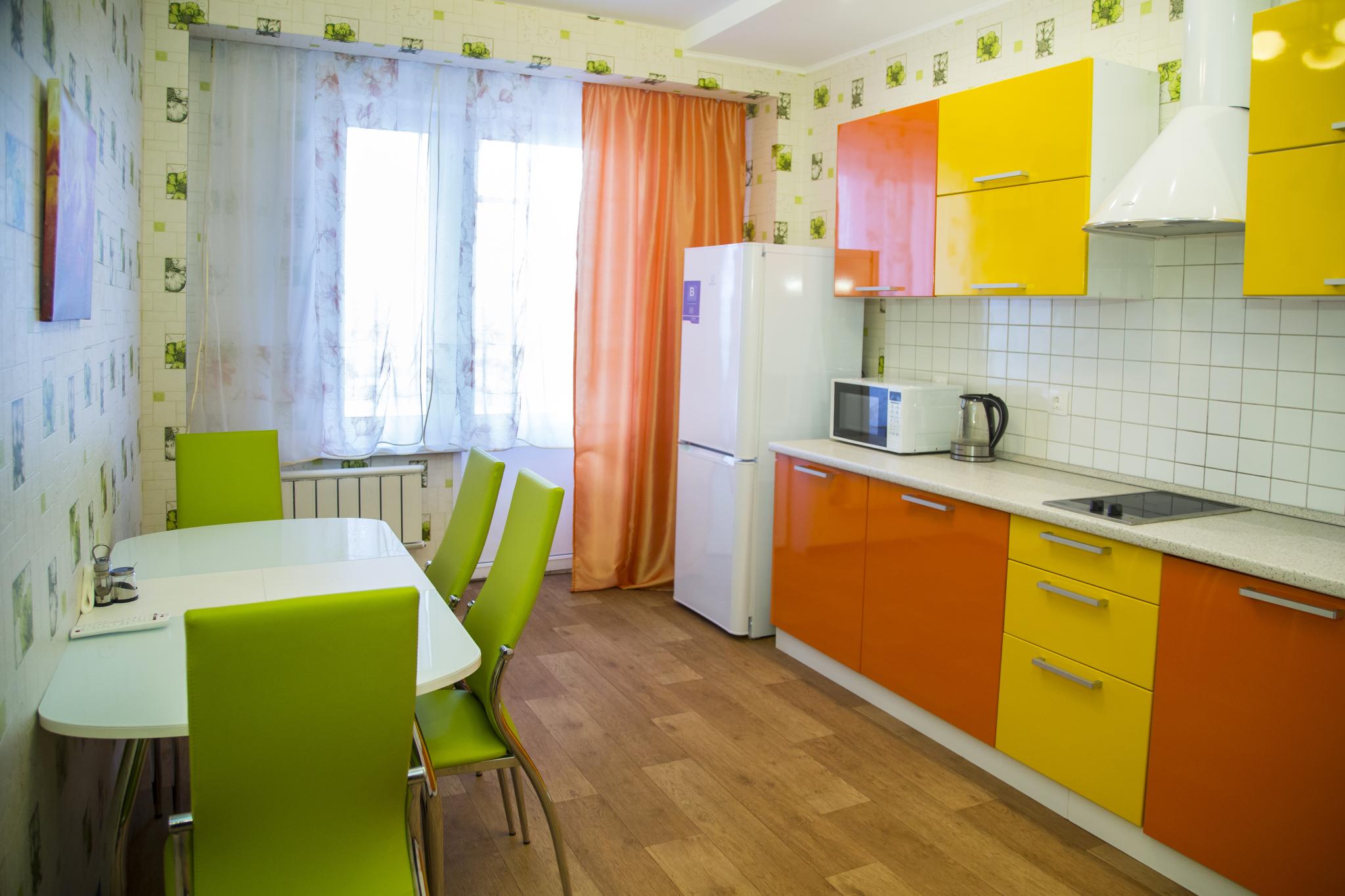 Двухкомнатная квартира в общежитии. Квартиры в максимвльно комфортном для проживания стиле. Красноярск улица Шахтёров 65 стильные кухни. Двухкомнатная квартира Новосибирск зеленая кухня. Двухкомнатная квартира Красноярск.