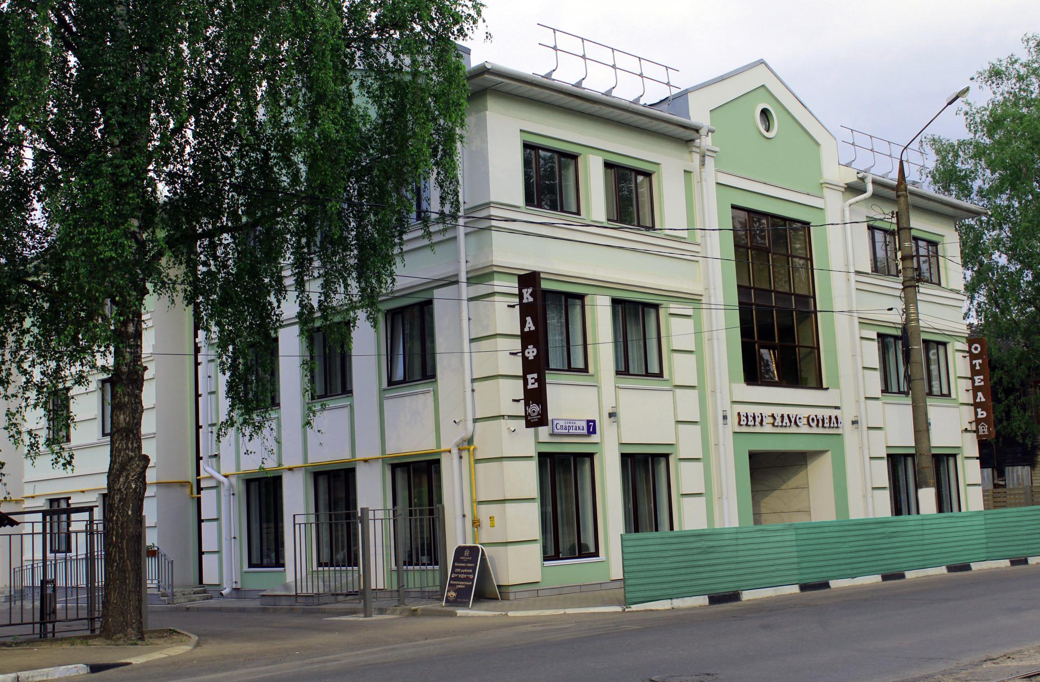 Берг хаус. Berg House Тверь. Отель Берг Хаус. Тверь гостиница на Спартака. Гостиница Арена Тверь.