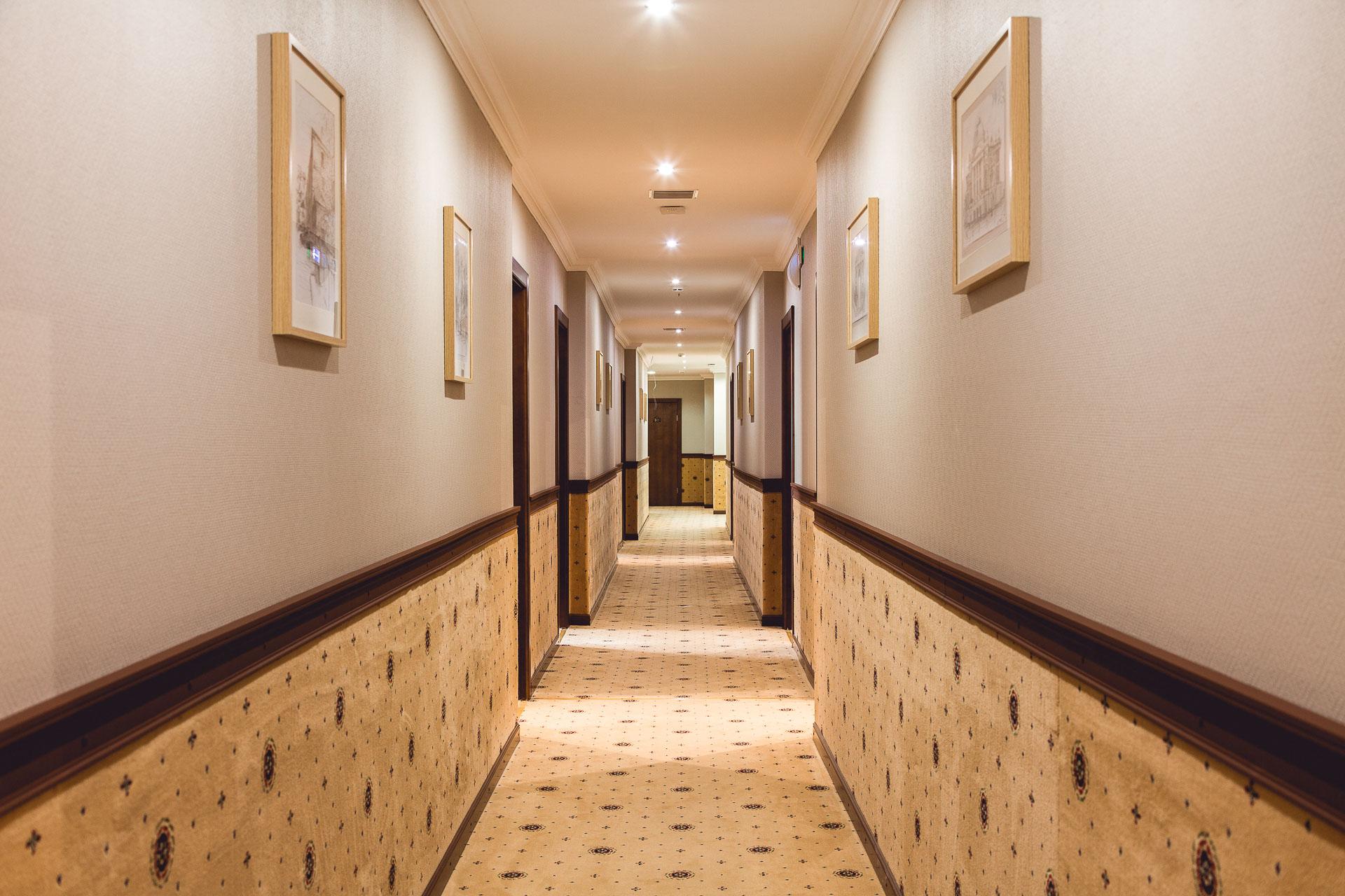 Hotel corridor codes. Гостиница Централь Иркутск. Централь 4 отель в Иркутск. Коридор гостиницы. Коридор в отеле.