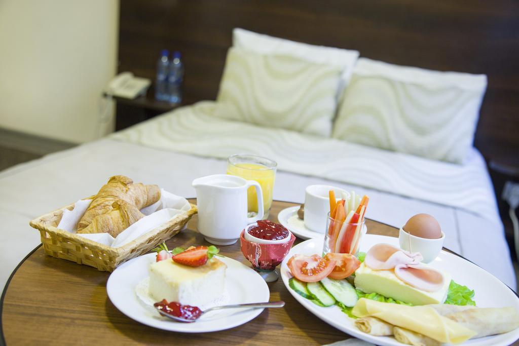 Где позавтракать в минске. Завтрак в отеле. Завтраки в отелях. Красивый завтрак в отеле. Шведский стол завтрак.