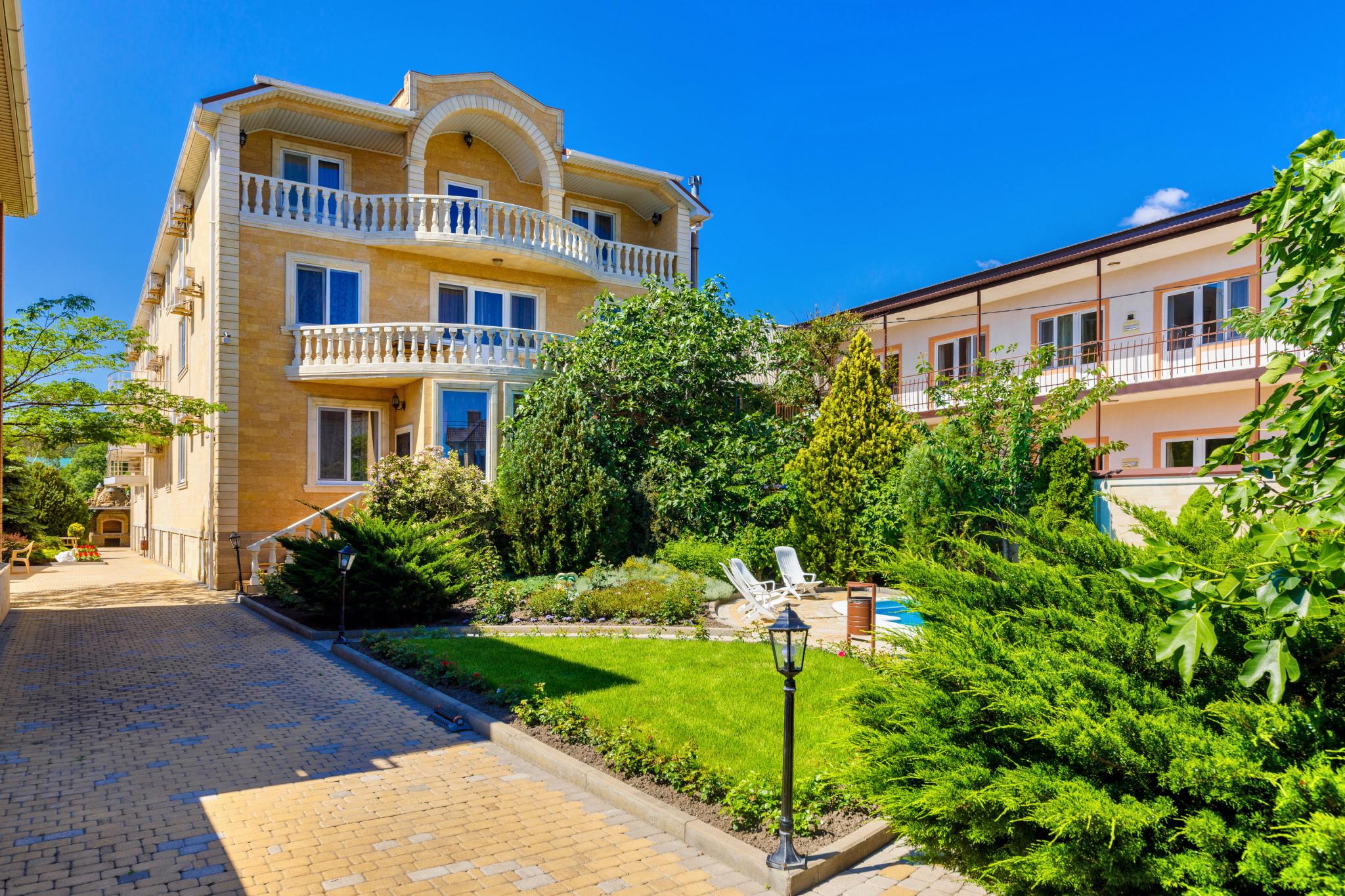 Голубая бухта санаторная 2а. Пляж голубая бухта геленджик. Голубая бухта азовское море. Село качатуро голубая бухта азовское море. Голубая бухта мыс капчик.