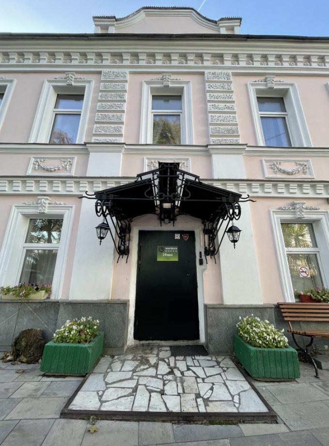 Хауз москва. Mila Guest House хостел Москва. Большой Каретный 8с1 хостел. Гостевой дом Robinhouse в Москве.Остоженка.