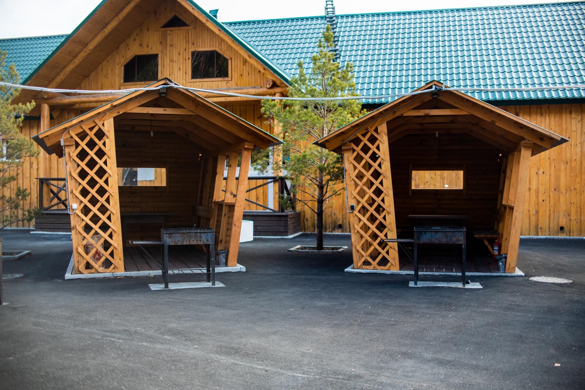 Бунгало клаб абзаково. Бунгало клуб. Абзаково бунгало club. Абзаково отель клуб. Яхрома курово клаб.