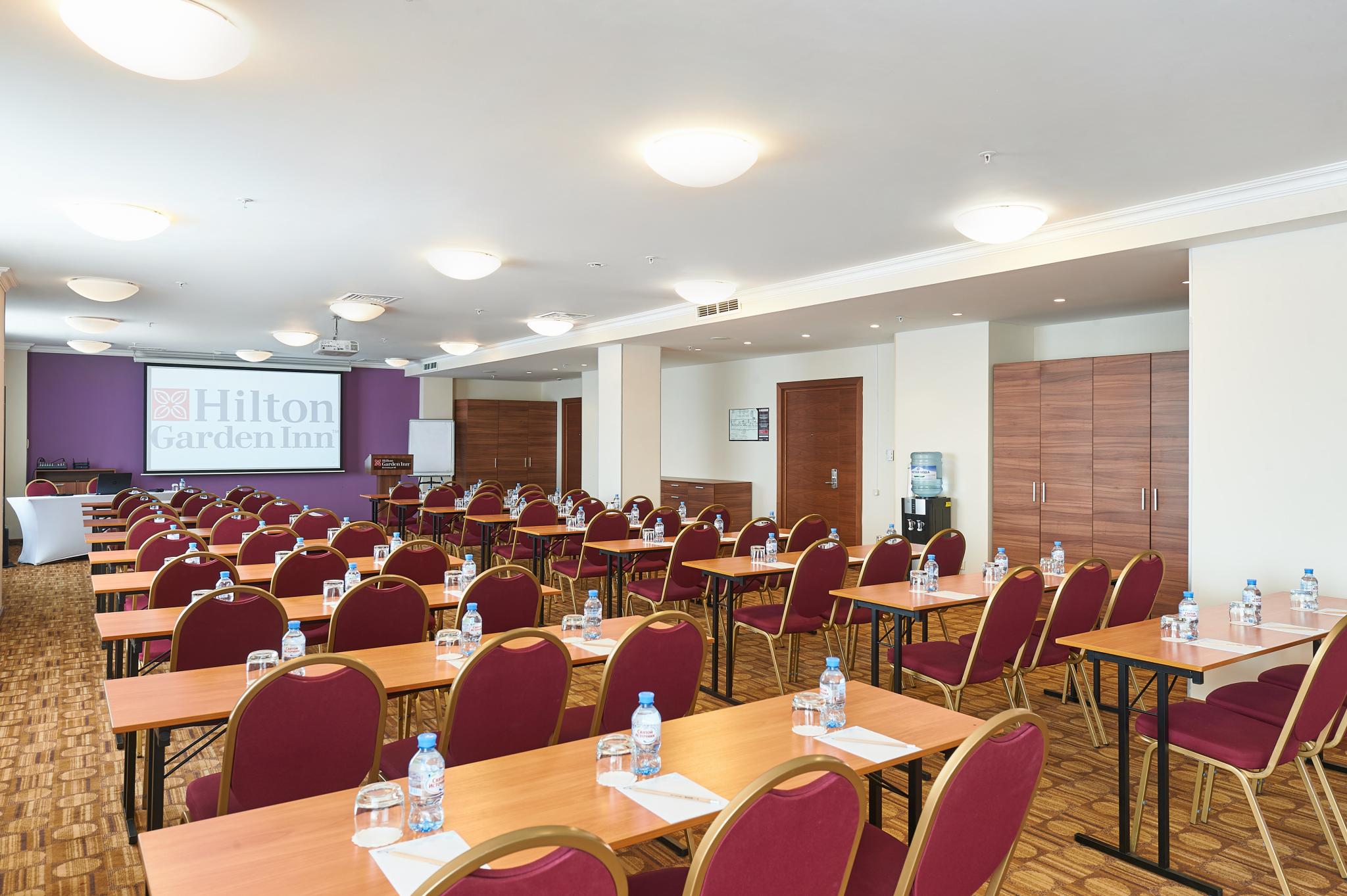 Гарден красноярск. Хилтон Красноярск гостиница. Hilton Garden Inn Krasnoyarsk 4*. Хилтон Гарден ИНН Красноярск зал Хатанга. Hilton Garden Inn Krasnoyarsk ул Молокова 37 Красноярск.