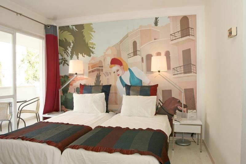 Paid room. Center Chic Hotel Tel Aviv. Отель Астор Тель Авив. Розовый отель Тель Авив.