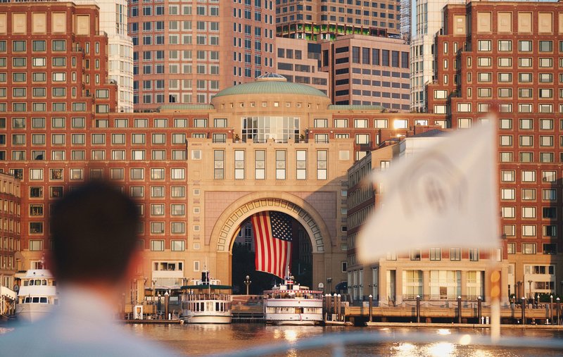 Бостон центр города. Работа в бостоне. Бостон сша пригород. Старый капитолий бостон. Бостон столица массачусетс.