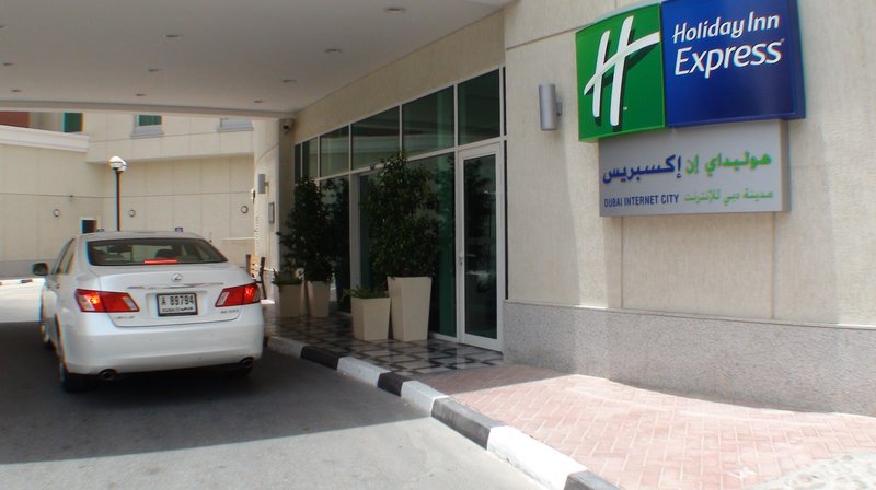 Holiday internet city dubai. Отель Дубай интернет Сити Холидей. Holiday Inn Express Internet City 2*. Holiday Inn Express Dubai Internet City. Holiday Inn Express Internet City.