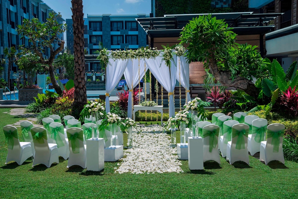 Courtyard bali. Courtyard by Marriott Bali Seminyak Resort 5*.