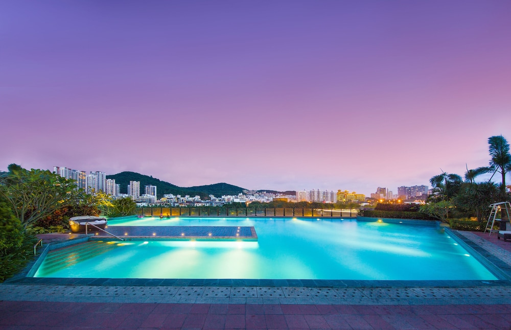 Санья центр. Crowne Plaza Sanya. Wingate by Wyndham Sanya Luhuitou. Crowne Plaza Resort Sanya Bay. Crowne Plaza Sanya Haitang Bay Resort 5*.