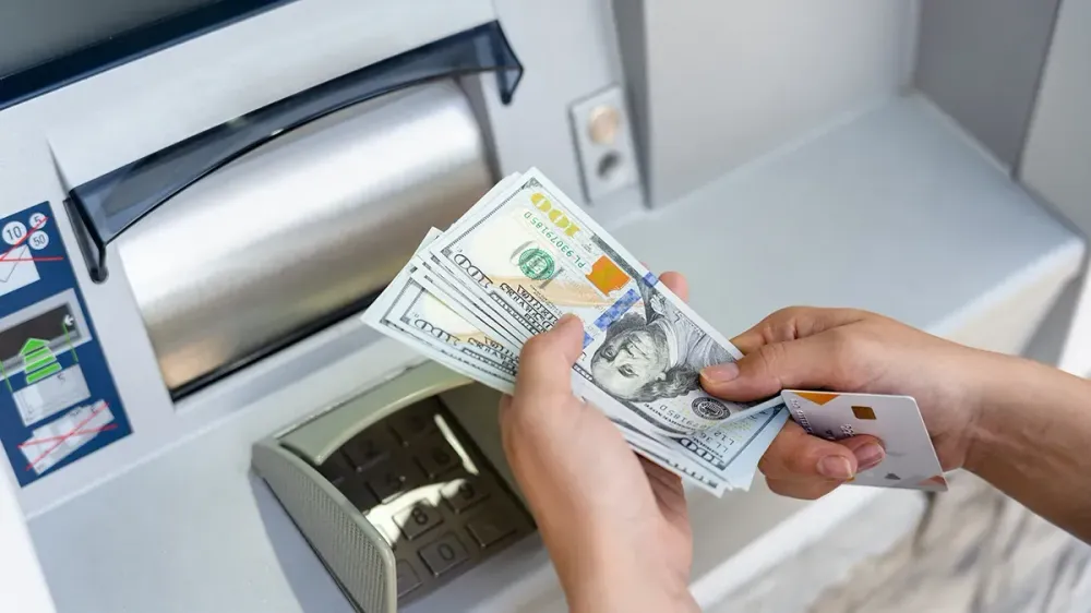 Возьми доллар. Виртуальные деньги. Наличные доллары. Как можно получить валюту. Дешевый доллар.