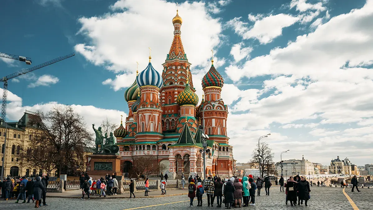 How many people in moscow. Памятник Минину и Пожарскому на красной площади.