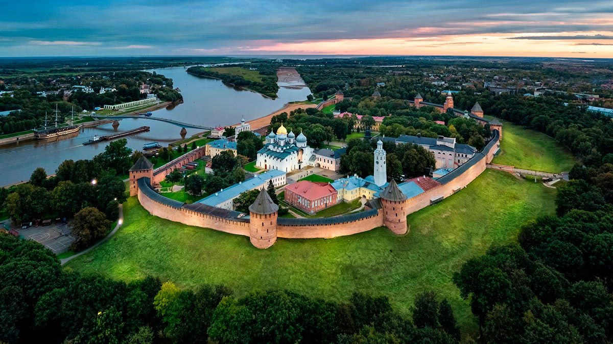 Москва — Петербург: куда заехать, чем заняться и где остановиться по дороге